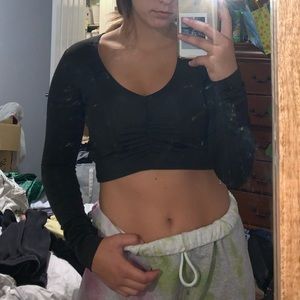 black long sleeve crop top